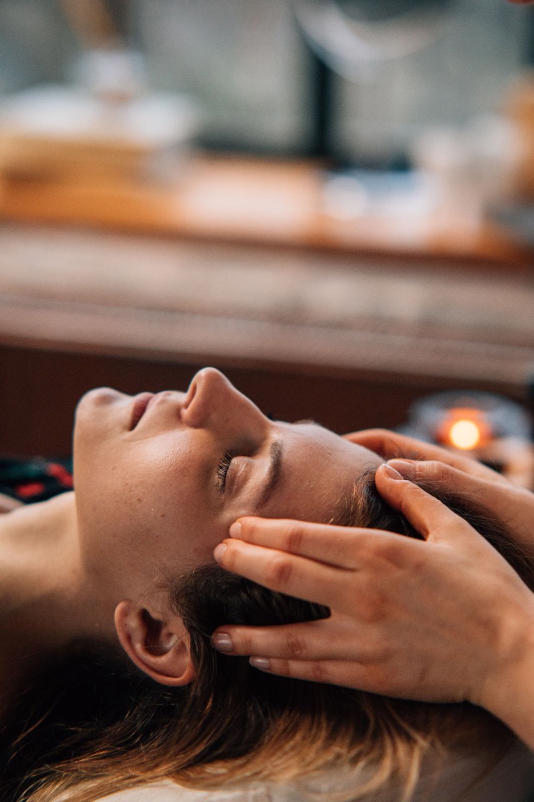 Head and scalp massage therapist in Los Angeles